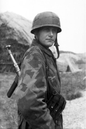 Portrait of a Fallschirmjäger with MP-40. France 1944. Photo: Höss Bundesarchiv Accession Number: Bild 101I-680-8254-10A 101I-680-8254-10A