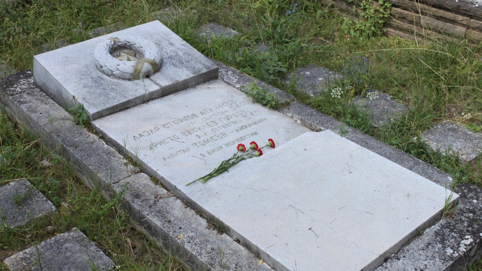 grave_of_frank_thompson_in_litakovo_bulgaria-990x556